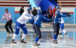 2&nbsp;ноября 2013, Новосибирск. П. Рязанцев в&nbsp;борьбе с&nbsp;защитниками &laquo;Байкал-Энергии&raquo; М. Блемом и&nbsp;Т. Кутуповым. Фото Игоря ЖЕЙВОД