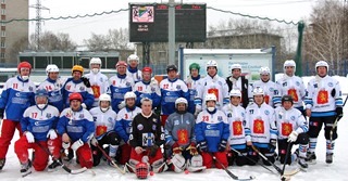 Участники «финального» матча ветераны Новосибирска и Красноярска (в белой форме)